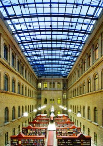 Budapest, Universitá Eötvös Loránd - Giardino Trefort -   Biblioteca, copertura del cortile<br>  centrale dal tetto in vetro
